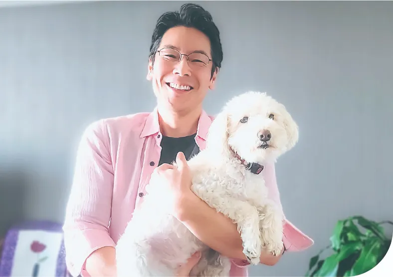 犬を抱いている男性の写真